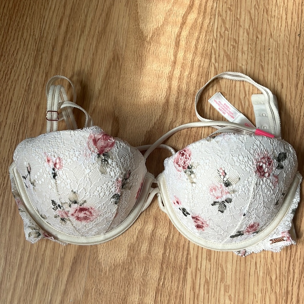 Never worn Victoria Secret push up bra